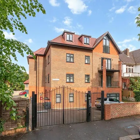 2Br, Cr2, Contractors, Parking, Close To Station